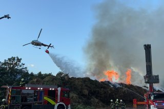 Le sinistre s’est déclaré en fin d’après-midi au centre de compostage de Pra Bardi, entre Aproz et Sion. Il a éclaté il y a plus d’une heure et mobilise toujours les secours. Les circonstances de l’incendie ne sont pas encore connues. Aucun blessé n’a été signalé à ce stade.